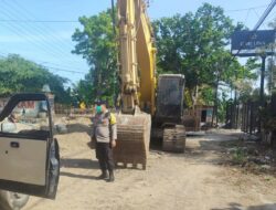 Polsek Labuapi Amankan Perbaikan Jembatan Telabah Kotor, Pastikan Kelancaran Lalu Lintas