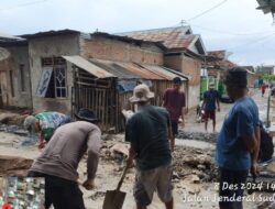 Bhabinkamtibmas Desa Soro Bersama Warga Gotong Royong Perbaiki Jalan